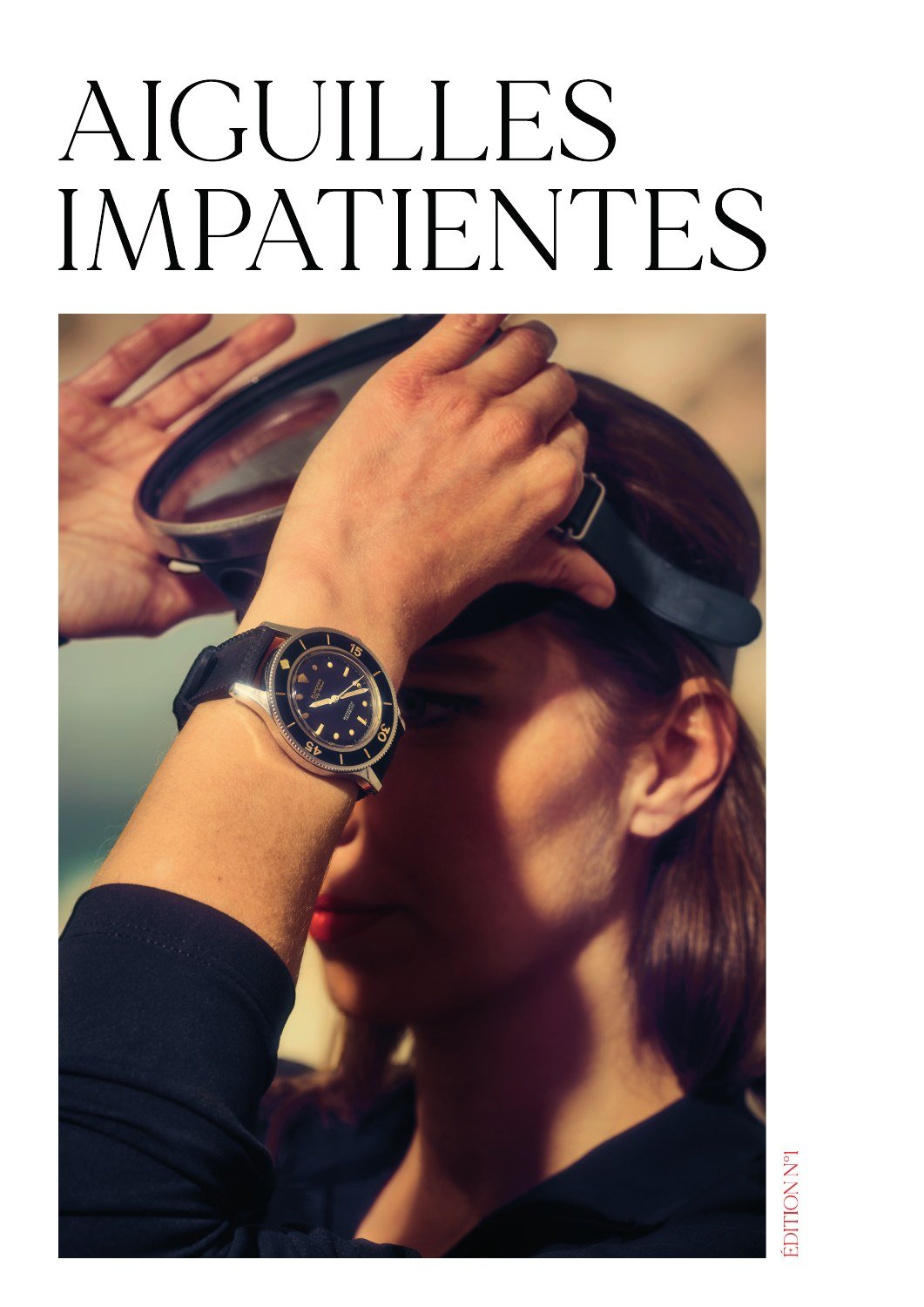 Couverture du numéro 1 d'Aiguilles Impatientes : une plongeuse relève son masque, Blancpain Fifty-Fathoms au poignet